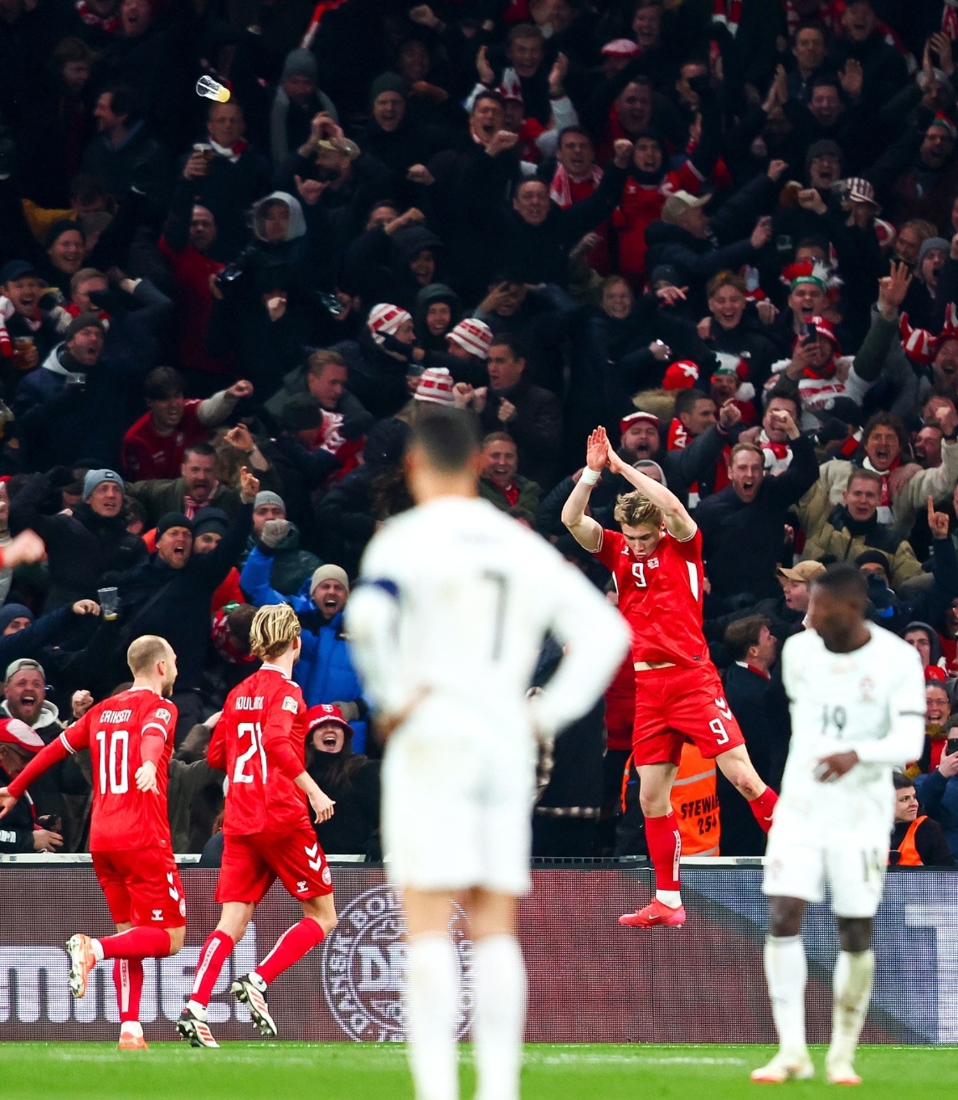 丹麦国家队难掩喜悦，晋级欧洲杯四强