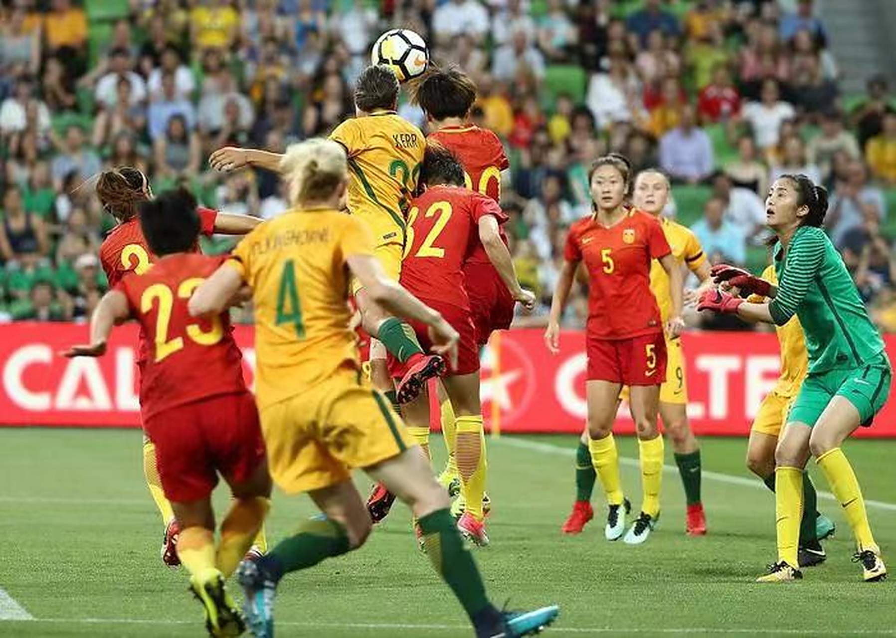 澳大利亚女足夺得澳洲杯冠军，全队欢庆胜利