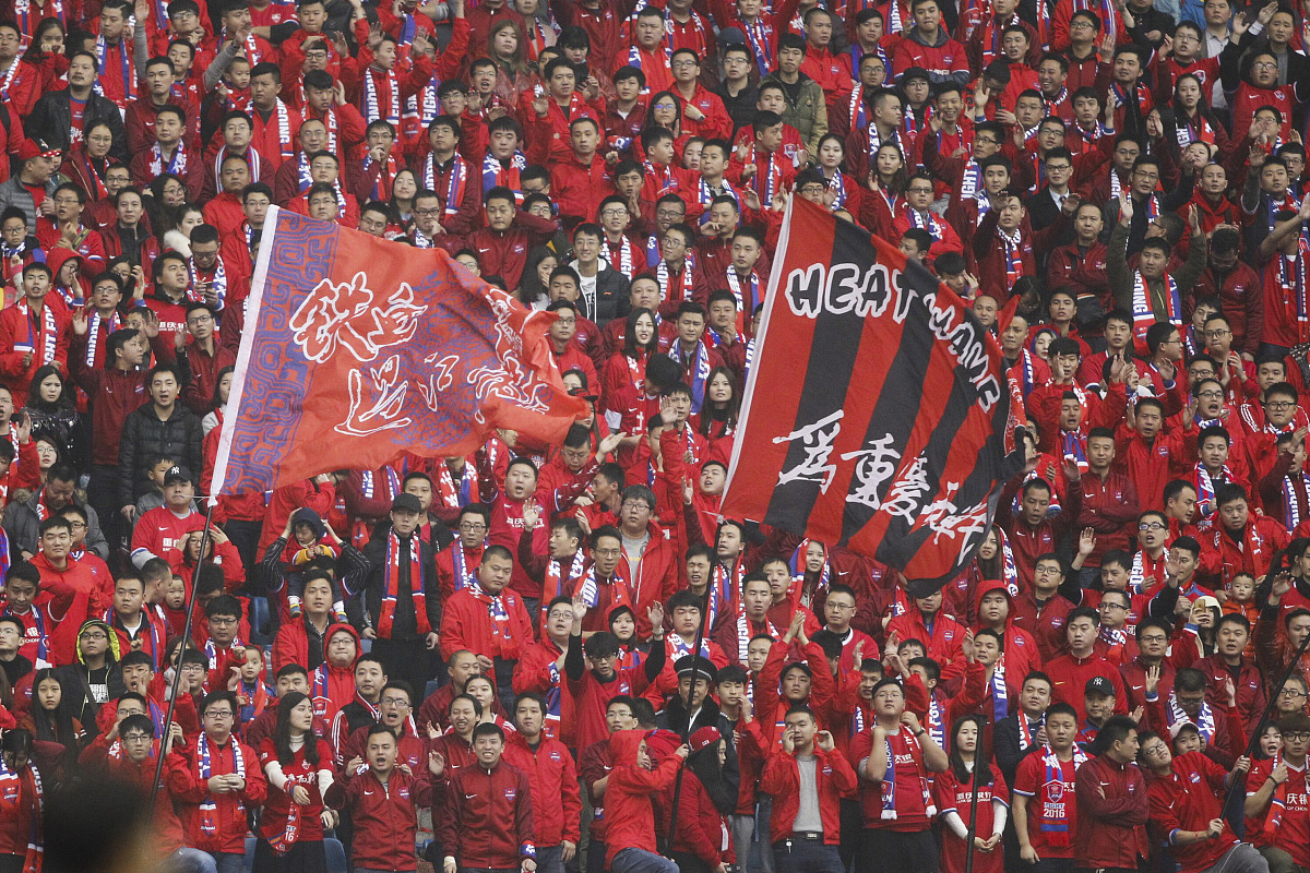 开云体育娱乐-曼联在近期比赛中取得胜利，球队士气高涨