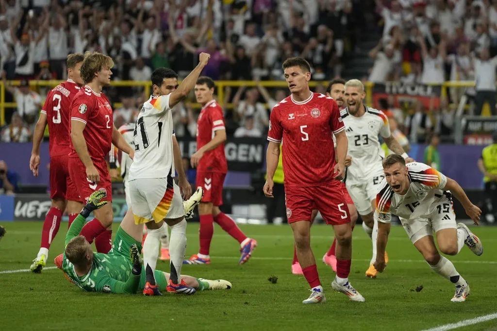 包含英格兰队以比战胜德国，挺进欧洲杯八强的词条