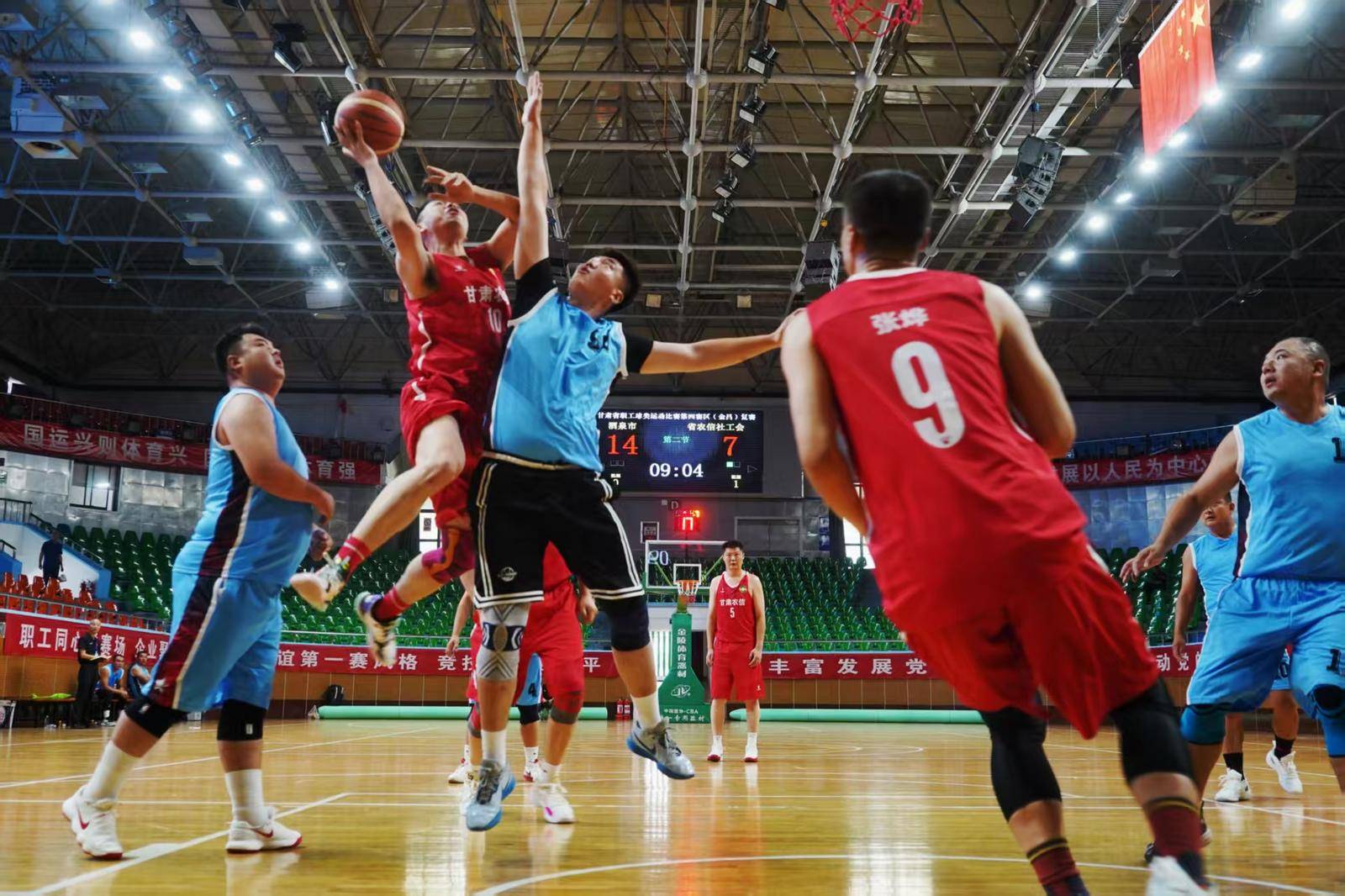 篮球技术精湛，精彩瞬间层出不穷